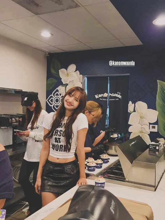 Jadi Pelayan Sehari, Lisa BLACKPINK Sajikan Gelato SaWadiKa LA Diva