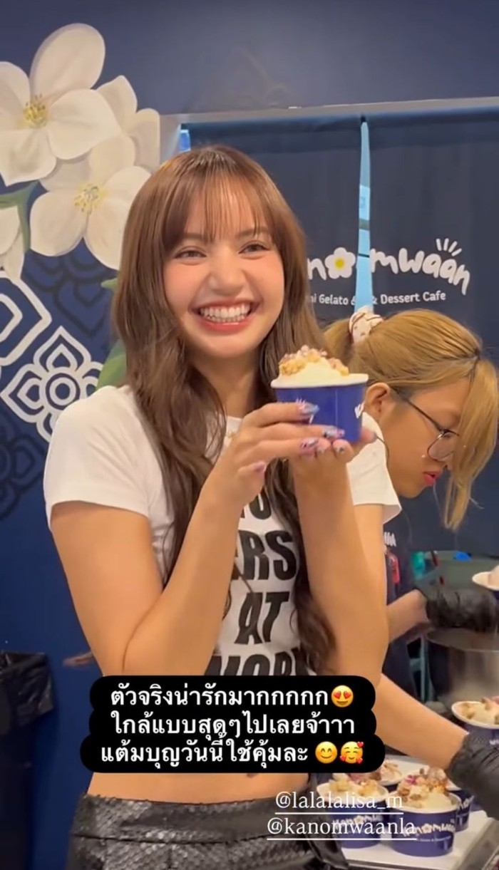 Jadi Pelayan Sehari, Lisa BLACKPINK Sajikan Gelato 'SaWadiKa LA Diva'