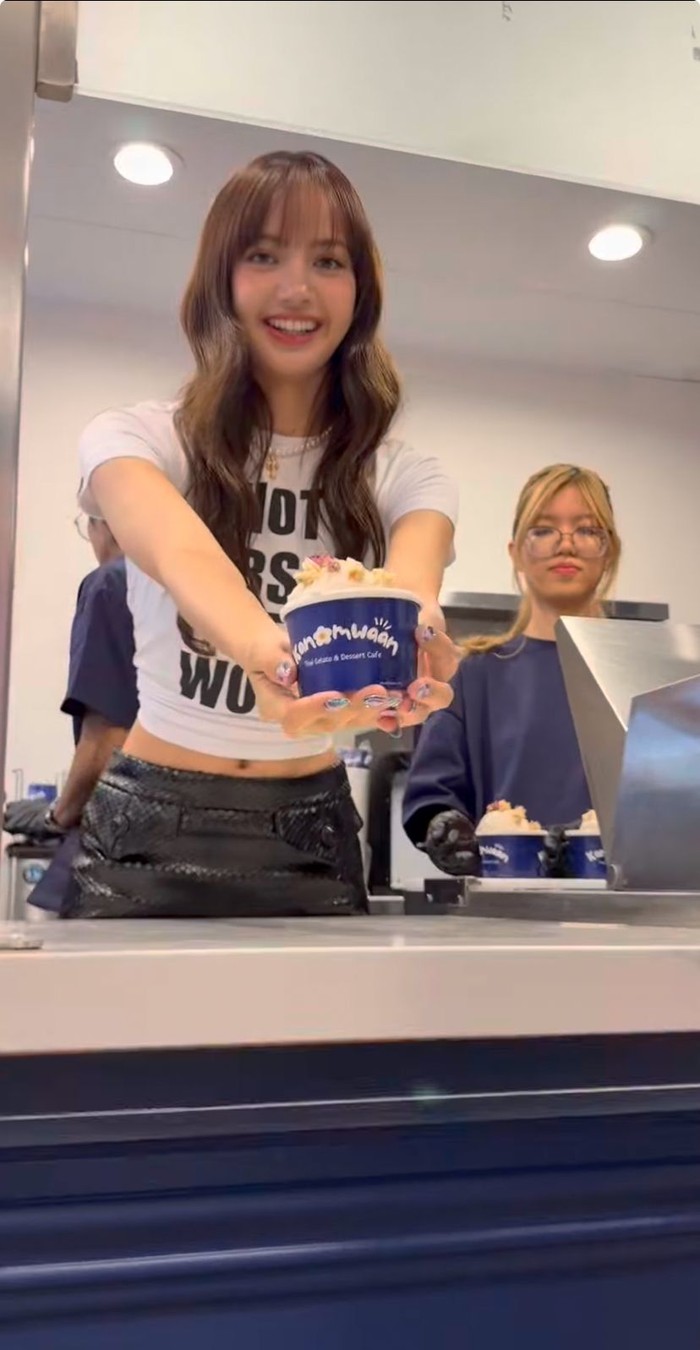 Jadi Pelayan Sehari, Lisa BLACKPINK Sajikan Gelato 'SaWadiKa LA Diva'