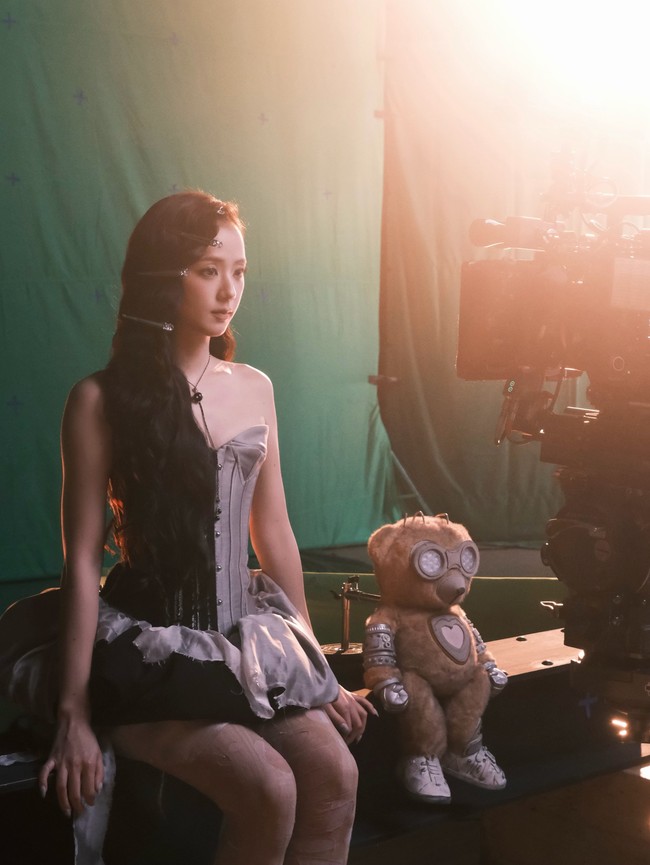 Jisoo pun tampil dengan gaya andalannya, kental nuansa feminin, elegan sekaligus dreamy. Foto: Instagram/@sooyaaa__