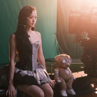 Jisoo pun tampil dengan gaya andalannya, kental nuansa feminin, elegan sekaligus dreamy. Foto: Instagram/@sooyaaa__