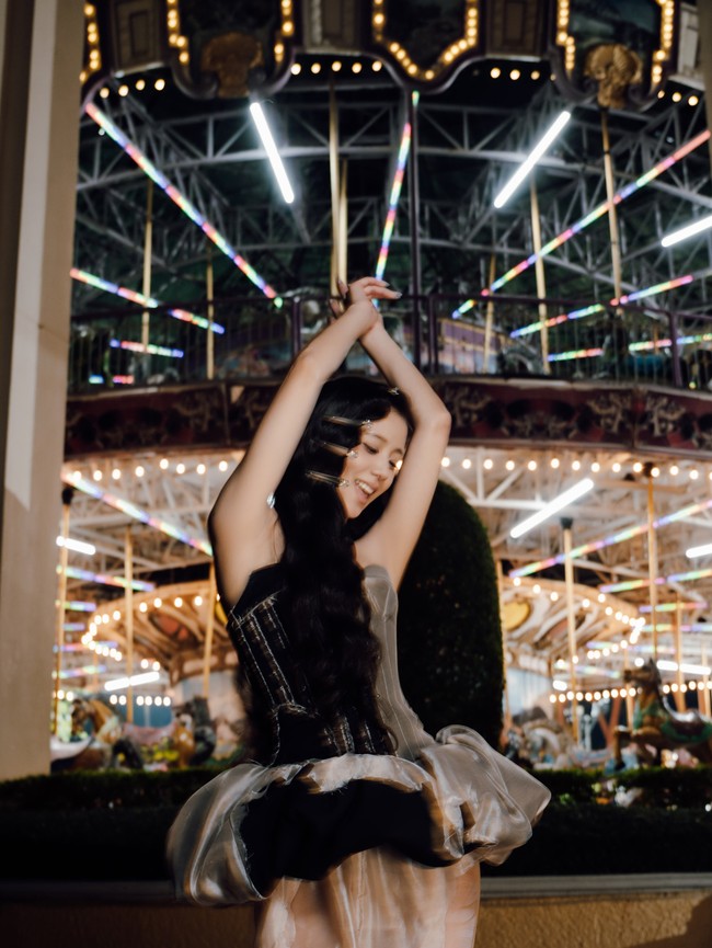 Jisoo memilih pendekatan yang lebih gilrlie namun dengan sentuhan dark. Bertemakan sirkus, penyanyi 31 tahun ini mengenakan gaun korset dengan rok balon, gaun ruffle, juga gaun lace hitam. Foto: Instagram/@sooyaaa__