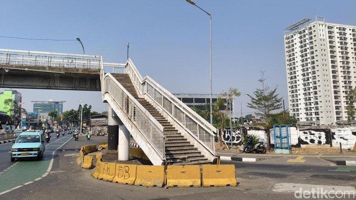JPO di Jalan Dewi Sartika, Cawang yang mengarah ke Jalan Otto Iskandardinata, viral usai kondisi salah satu akses naik-turun tangganya berada di tengah jalan. (Kurniawan/detikcom).