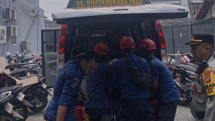 Karyawan restoran di Palu yang tewas terjepit lift barang dievakuasi.