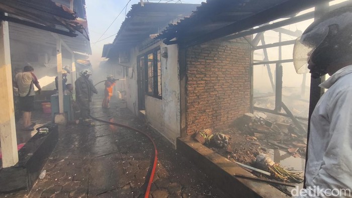 Petugas pemadam kebakaran melakukan pendinginan pada bangunan Asrama Polisi di Semarang Utara, Kota Semarang, yang terbakar Sabtu (5/9/2026).