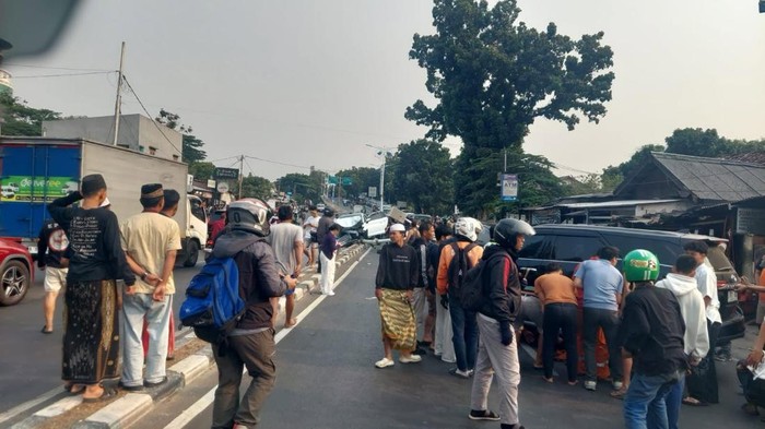 Kecelakaan beruntun melibatkan sejumlah mobil dan motor di Kembangan, Jakarta Barat, Sabtu (5/9/2026) sore.