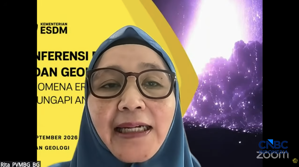 Kepala PVMBG Rita Susilowati, Rita Susilowati dalam konferensi pers terkait Fenomena Erupsi Menerus Gunungapi Anak Krakatau yang disiarkan melalui Youtube, Sabtu (5/9/2026). Kepala PVMBG Rita Susilowati, Rita Susilowati dalam konferensi pers terkait Fenomena Erupsi Menerus Gunungapi Anak Krakatau yang disiarkan melalui Youtube, Sabtu (5/9/2026). (Tangkapan Layar Youtube/Badan Geologi)