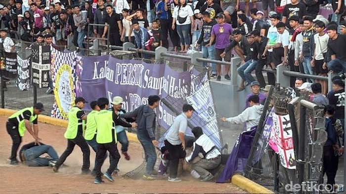 Kericuhan saat laga Persik Kediri vs Dewa United