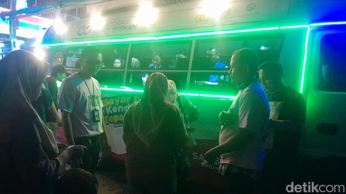 Keterangan foto: Masyarakat melakukan pembayaran pajak kendaraan di Bus Samsat Malam di Jalan Nibung Raya, Kota Medan (Nizar Aldi/detikSumut)