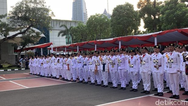 Ketua MPR RI Ahmad Muzani dalam penutupan Lomba Kreasi Baris Berbaris (LKBB) dan Pengibaran Bendera