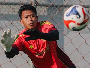 Melihat 2 Eksekusi Penalti Persebaya Digagalkan Ardiansyah