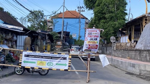 Kondisi penutupan jalan di pintu masuk Desa Wisata Kamasan, Klungkung, Bali, karena ada perbaikan gorong-gorong, Sabtu (5/9/2026). (Fatih Kudus Jaelani/detikBali)