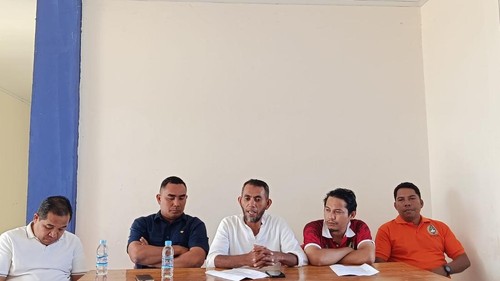 Konferensi pers PSSI Manggarai Barat bersama panitia terkait insiden pelatih memukul wasit turnamen PSSI CUP II Manggarai Barat, di Labuan Bajo, Sabtu (5/9/2026). (Ambrosius Ardin/detikBali)