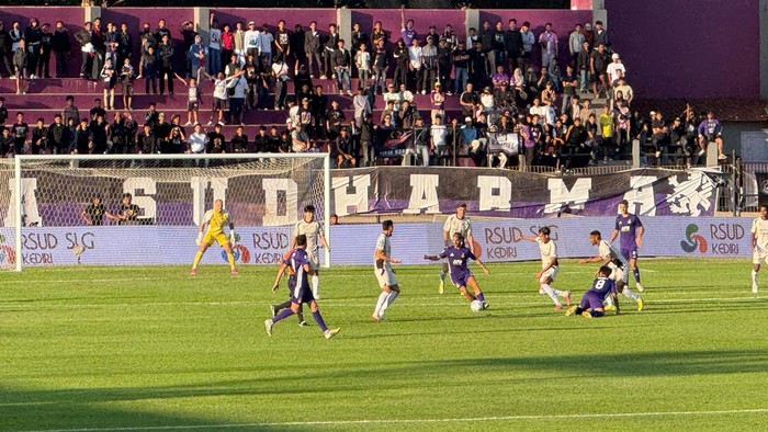 Laga Persik Kediri vs Dewa United