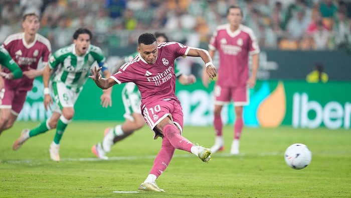 SEVILLA, SPAIN - SEPTEMBER 03: Kylian Mbappe of Real Madrid CF misses a penalty during the Spanish league, LaLiga EA Sports, football match played between Real Betis and Real Madrid at La Cartuja stadium on September 4, 2026, in Sevilla, Spain. (Phot