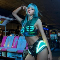 Seperti biasa, Lisa memperlihatkan gaya ikoniknya yang glamor, seksi, dengan sentuhan sporty dan edgy. Foto: Instagram/@lalalalisa_m