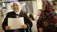 Perempuan tersebut menolak karena penggunaan hijab merupakan bagian dari keyakinan agamanya sehingga pengajuan paspornya ditolak. Gerardo Vieyra/NurPhoto via Getty Images Perempuan tersebut menolak karena penggunaan hijab merupakan bagian dari keyakinan agamanya sehingga pengajuan paspornya ditolak. Gerardo Vieyra/NurPhoto via Getty Images