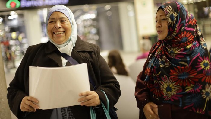 Meksiko Izinkan Perempuan Muslim Kenakan Hijab di Foto Paspor A friend (right) of Ana Maria Garcia (left), a Mexican Muslim woman, accompanies her during the passport application process in Mexico City, Mexico, on July 13, 2026. This follows a ruling by the Supreme Court of Justice of the Nation (SCJN) allowing her to wear the hijab (Islamic veil) in her passport photograph. (Photo by Gerardo Vieyra/NurPhoto via Getty Images)