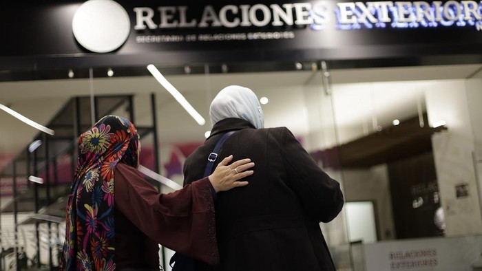 Meksiko Izinkan Perempuan Muslim Kenakan Hijab di Foto Paspor A friend (right) of Ana Maria Garcia (left), a Mexican Muslim woman, accompanies her during the passport application process in Mexico City, Mexico, on July 13, 2026. This follows a ruling by the Supreme Court of Justice of the Nation (SCJN) allowing her to wear the hijab (Islamic veil) in her passport photograph. (Photo by Gerardo Vieyra/NurPhoto via Getty Images)