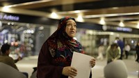 Dalam penerapannya, aturan kepala terbuka tetap berlaku sebagai ketentuan umum, tetapi pemohon dapat mengenakan hijab selama wajah tetap terlihat dan dapat diidentifikasi. Gerardo Vieyra/NurPhoto via Getty Images Dalam penerapannya, aturan kepala terbuka tetap berlaku sebagai ketentuan umum, tetapi pemohon dapat mengenakan hijab selama wajah tetap terlihat dan dapat diidentifikasi. Gerardo Vieyra/NurPhoto via Getty Images