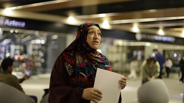 Meksiko Izinkan Perempuan Muslim Kenakan Hijab di Foto Paspor A friend (right) of Ana Maria Garcia (left), a Mexican Muslim woman, accompanies her during the passport application process in Mexico City, Mexico, on July 13, 2026. This follows a ruling by the Supreme Court of Justice of the Nation (SCJN) allowing her to wear the hijab (Islamic veil) in her passport photograph. (Photo by Gerardo Vieyra/NurPhoto via Getty Images)