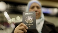 Ana Maria Garcia (Sahara), seorang perempuan Muslim asal Meksiko, mengajukan paspor di Mexico City, Meksiko, Senin (13/7/2026), setelah Mahkamah Agung Meksiko (SCJN) memutuskan bahwa ia diperbolehkan mengenakan hijab dalam foto paspor. Gerardo Vieyra/NurPhoto via Getty Images Ana Maria Garcia (Sahara), seorang perempuan Muslim asal Meksiko, mengajukan paspor di Mexico City, Meksiko, Senin (13/7/2026), setelah Mahkamah Agung Meksiko (SCJN) memutuskan bahwa ia diperbolehkan mengenakan hijab dalam foto paspor. Gerardo Vieyra/NurPhoto via Getty Images