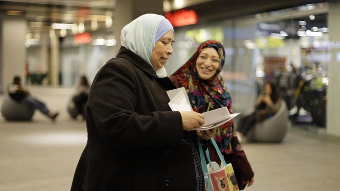 Meksiko Izinkan Perempuan Muslim Kenakan Hijab di Foto Paspor A friend (right) of Ana Maria Garcia (left), a Mexican Muslim woman, accompanies her during the passport application process in Mexico City, Mexico, on July 13, 2026. This follows a ruling by the Supreme Court of Justice of the Nation (SCJN) allowing her to wear the hijab (Islamic veil) in her passport photograph. (Photo by Gerardo Vieyra/NurPhoto via Getty Images)