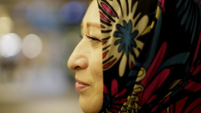 Meksiko Izinkan Perempuan Muslim Kenakan Hijab di Foto Paspor A friend (right) of Ana Maria Garcia (left), a Mexican Muslim woman, accompanies her during the passport application process in Mexico City, Mexico, on July 13, 2026. This follows a ruling by the Supreme Court of Justice of the Nation (SCJN) allowing her to wear the hijab (Islamic veil) in her passport photograph. (Photo by Gerardo Vieyra/NurPhoto via Getty Images)