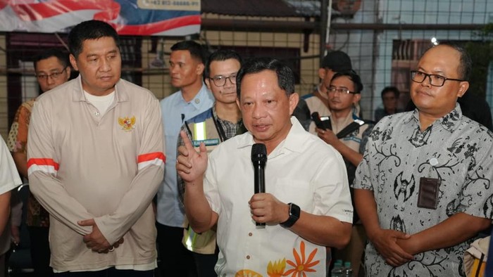 Mendagri Tinjau Bedah Rumah di Bukit Duri, Minta Pemda Percepat Perbaikan