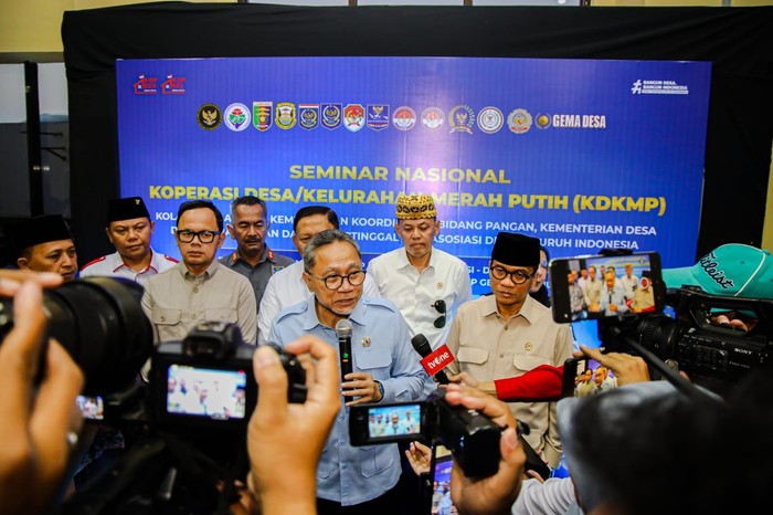 Menteri Koordinator Bidang Pangan RI (Menko Pangan) Zulkifli Hasan (Zulhas) saat menjadi pembicara dalam Seminar Nasional KDKMP di Kantor Wali Kota Bandar Lampung, Jumat (4/9/2026).