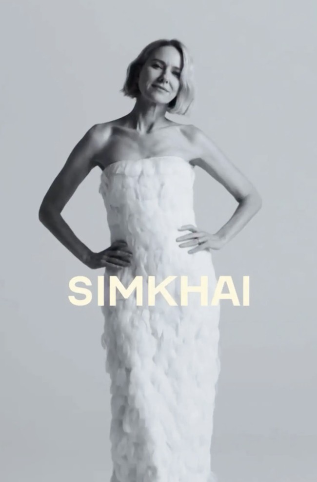 Naomi Watts dan anaknya, Kai Schreiber, untuk pertama kalinya tampil sebagai model dalam satu kampanye fashion. Keduanya menjadi wajah kampanye terbaru brand high-end Simkhai untuk koleksi Fall 2026. Ini menjadi kampanye fashion pertama yang secara resmi menampilkan Naomi dan Kai bersama sebagai model. Foto: dok. Simkhai