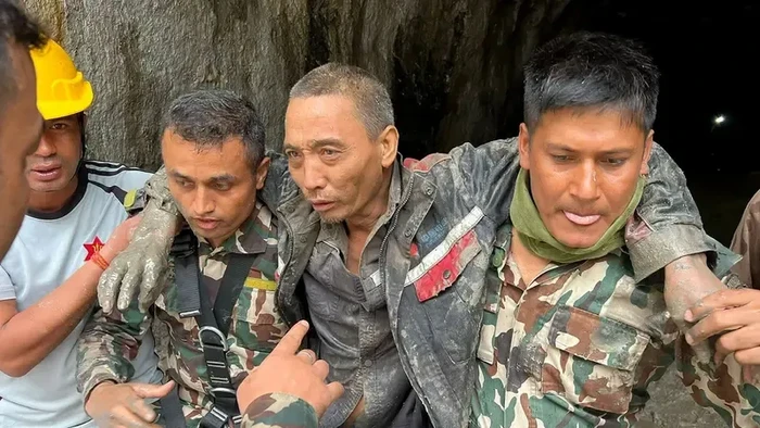 Pria China diselamatkan dari kedalaman 225 meter di terowongan Proyek Pembangkit Listrik Tenaga Air Upper Trishuli-1 di distrik Rasuwa, Nepal (Foto: AFP)