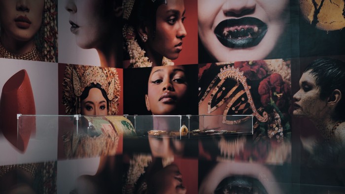 Pameran HYAS: Makeup Through the Ages.
