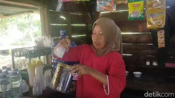 Pedagang di Pos Trisakti Sadareh, Mimin atau yang biasa dijuluki Ibu Rimba.