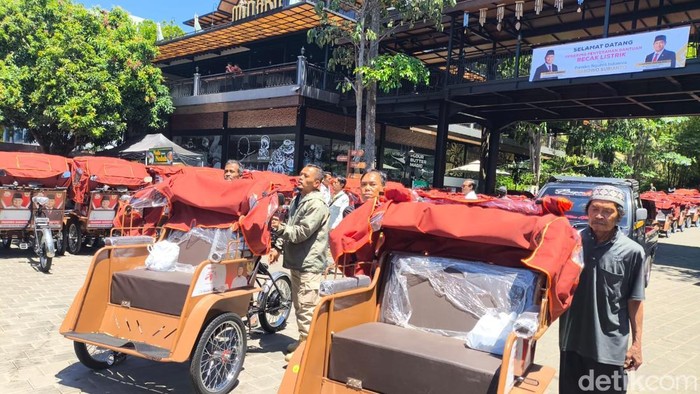 Pembagian becak listrik dari Presiden RI Prabowo