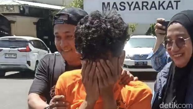 Pembunuhan di Semarang Tampang Mahendra Very Dwi Anggara, pemuda yang membunuh remaja bernama Mozza Axillia Gunarsa, setelah ditahan di Mapolrestabes Semarang, Sabtu (5/9/2026).