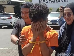Penampakan Very Pembunuh Mozza Berbaju Tahanan-Tangan Diborgol