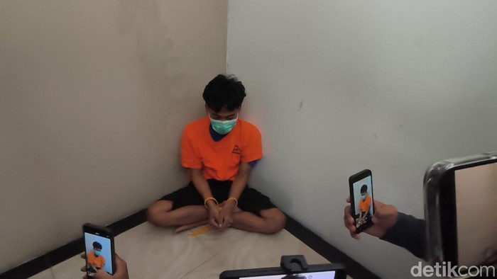 Tampang Mahendra Very Dwi Anggara berbaju tahanan di Mapolrestabes Semarang, Sabtu (5/9/2026).
