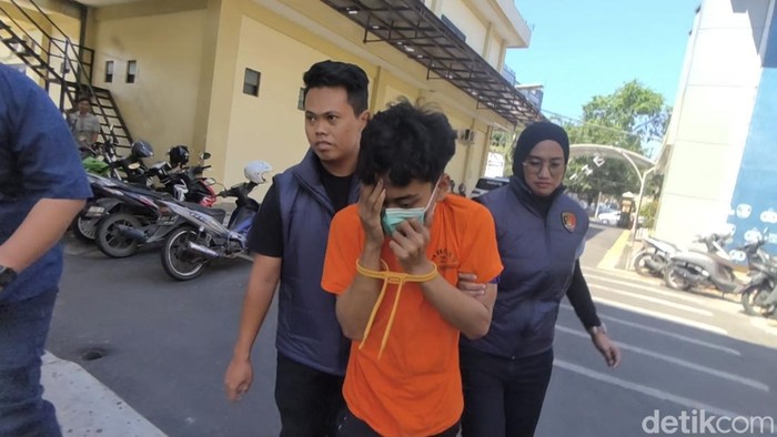 Mahendra Very Dwi Anggara, pemuda pembunuh Mozza Axillia Gunarsa, saat digelandang ke Polrestabes Semarang, Sabtu (5/9/2026).