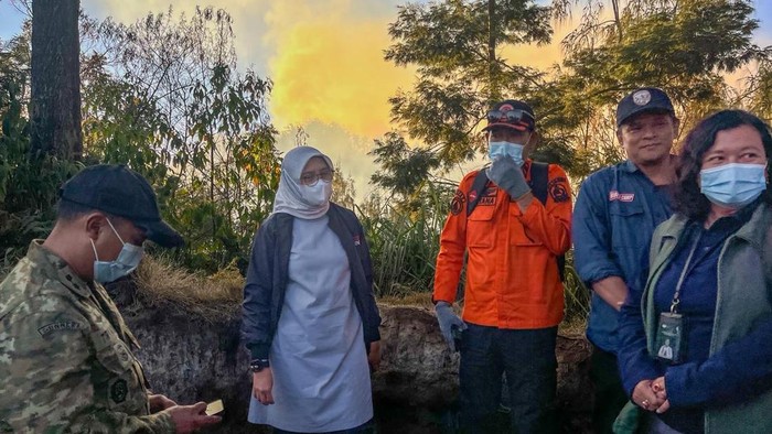 Bupati Banyuwangi Ipuk Fiestiandani melakukan pengecekan langsung kebakaran di TWA Ijen