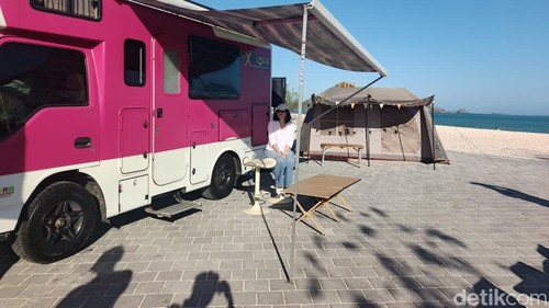 Penampakan campervan dan glamping yang disediakan oleh ITDC bagi penonton MotoGP sebagai alternatif akomodasi penginapan saat MotoGP Mandalika 2026. Foto: (Edi Suryansyah/detikBali)