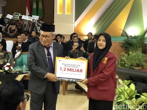 Gigihnya Fina Anak Buruh Lampung Kejar Impian Jadi Dokter Diganjar Beasiswa UMY