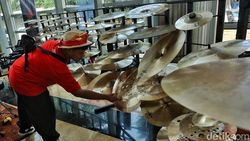 Pengunjung Antusias Menjajal Koleksi Drum di TIM