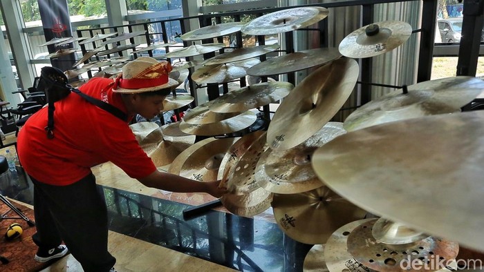 Para pengunjung melihat dan mencoba berbagai koleksi drum pada pagelaran Indonesia Drum & Perkusi Festival 2026 di Taman Ismail Marzuki (TIM), Menteng, Jakarta Pusat, Sabtu (5/9/2026).