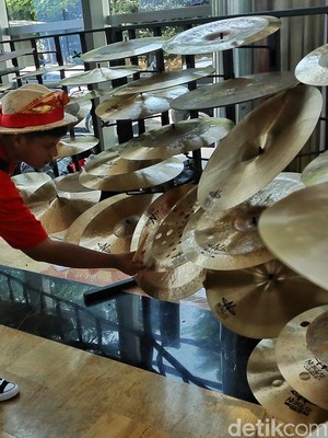 Pengunjung Antusias Menjajal Koleksi Drum di TIM