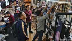 Pengunjung Antusias Menjajal Koleksi Drum di TIM