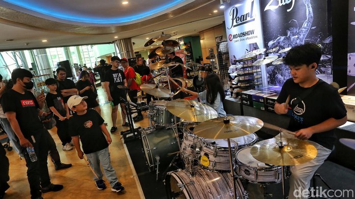 Para pengunjung melihat dan mencoba berbagai koleksi drum pada pagelaran Indonesia Drum & Perkusi Festival 2026 di Taman Ismail Marzuki (TIM), Menteng, Jakarta Pusat, Sabtu (5/9/2026).