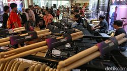 Pengunjung Antusias Menjajal Koleksi Drum di TIM