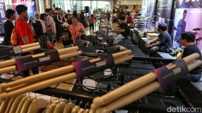 Para pengunjung melihat dan mencoba berbagai koleksi drum pada pagelaran Indonesia Drum & Perkusi Festival 2026 di Taman Ismail Marzuki (TIM), Menteng, Jakarta Pusat, Sabtu (5/9/2026).