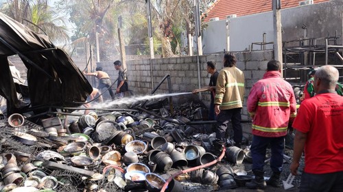 Petugas Damkar Gianyar menangani kebakaran gudang toko perabot rumah tangga grosiran di Jalan Gunung Lempuyang, Sabtu (5/9/2026). (Aryo Mahendro/detikBali)